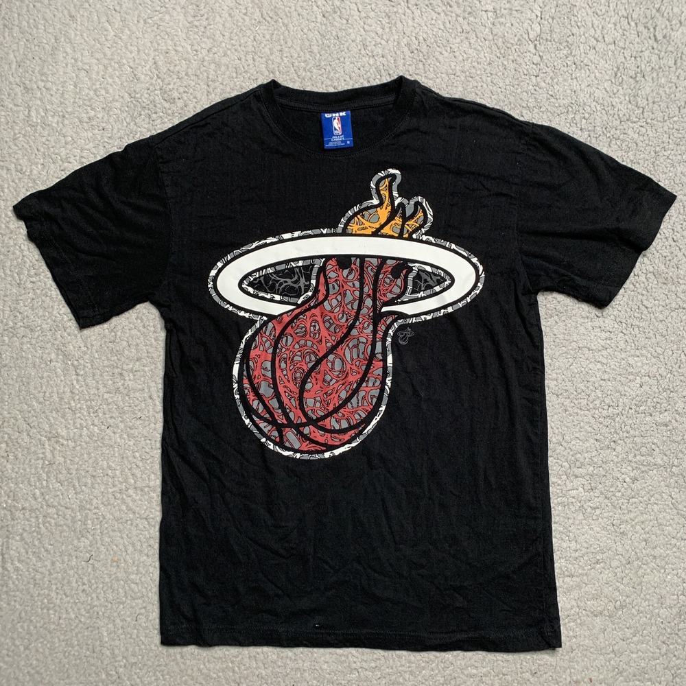 VTG Miami Heat T-shirt UNK Mens M NBA Blue Label Flaming Basketball Hoop Black